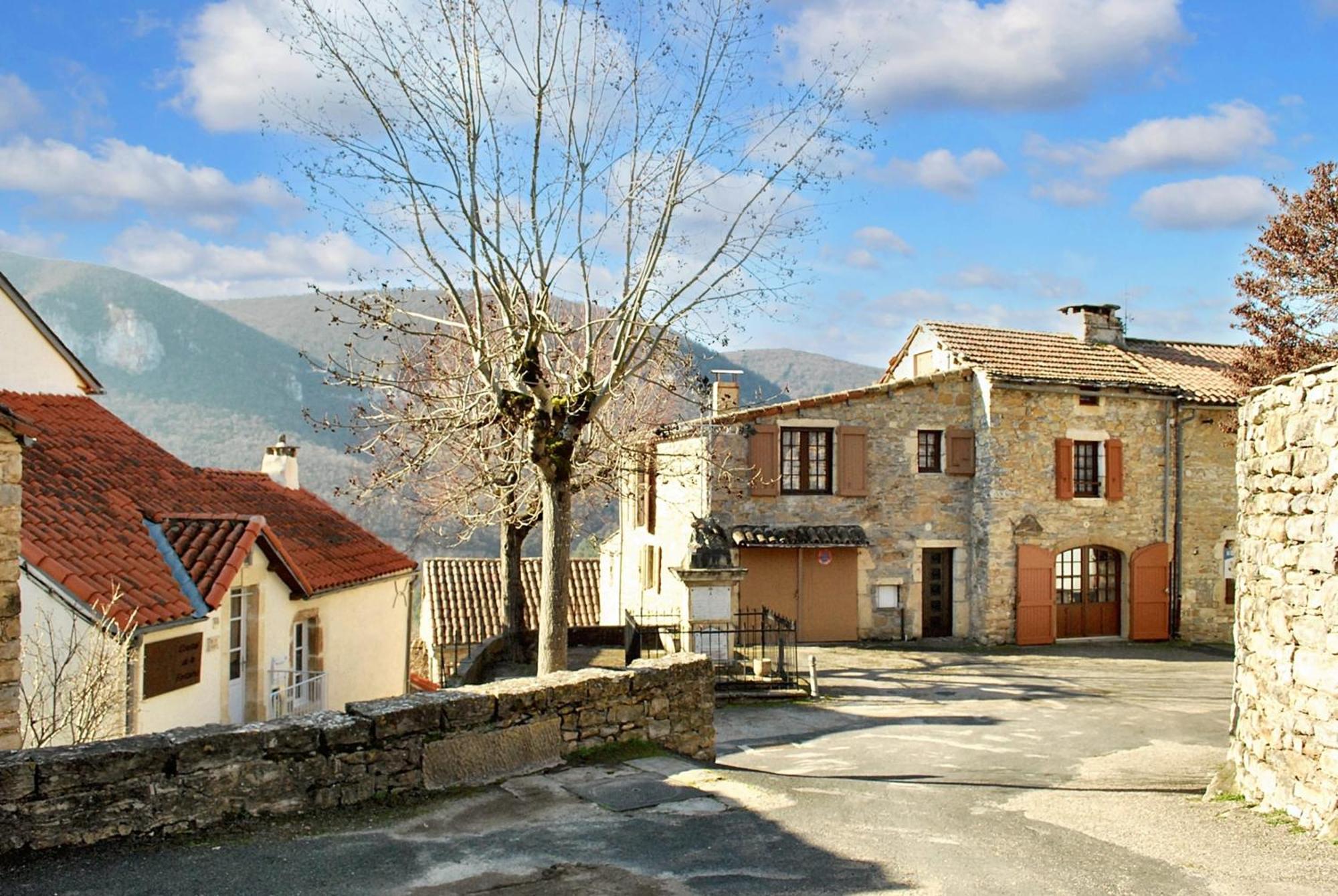 Maison Pittoresque A Mostuejouls Avec Vue Sur La Montagne Buitenkant foto